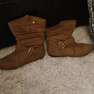 Cute brown boots!